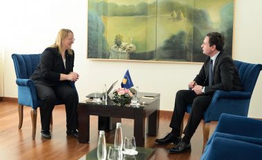 Schneeberger e Kurti diskutojnë për gjendjen në Kosovë pas sulmit terrorist
