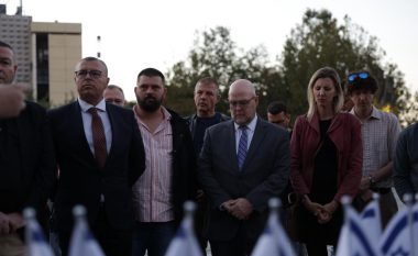 Në Kosovë ndizen qirinj për viktimat izraelite, Hovenier: Nuk justifikohet terrorizmi
