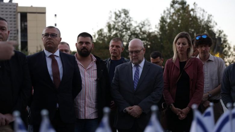 Në Kosovë ndizen qirinj për viktimat izraelite, Hovenier: Nuk justifikohet terrorizmi