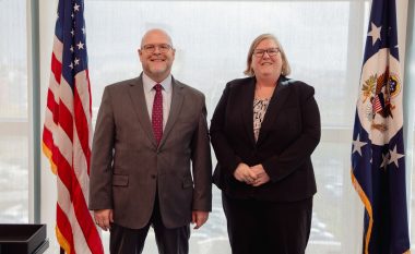 Eileen Devitt në krye të USAID-it në Kosovë, ambasadori amerikan i uron mirëseardhje
