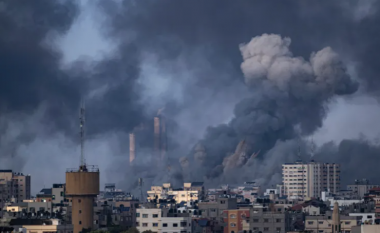 Hamasi thotë se 13 pengje në Gaza u vranë nga sulmet ajrore