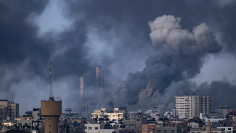 Hamasi thotë se 13 pengje në Gaza u vranë nga sulmet ajrore