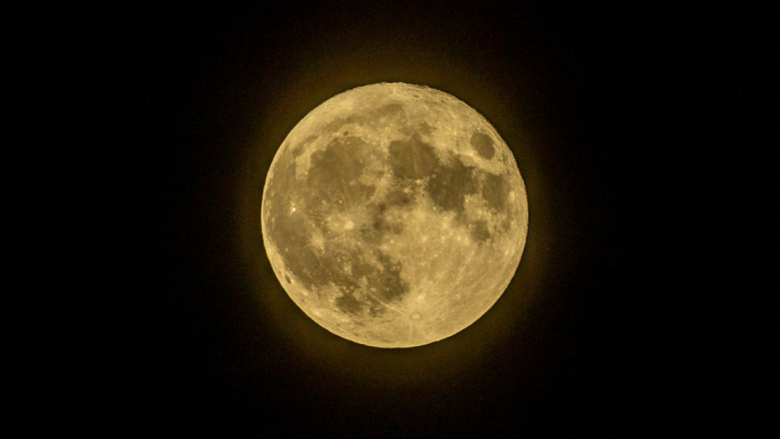 Hëna është më e vjetër se sa menduan shkencëtarët, sugjeron një studim i ri