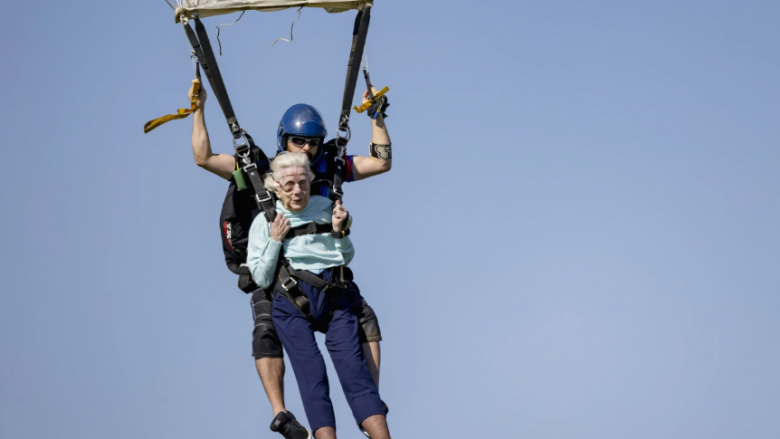 104-vjeçarja amerikane mund të thyejë rekordin Guinness si parashutistja më e vjetër