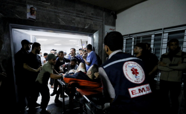 Rrëfime nga mjekët në Gazë: Pa drita, pa shtretër, pa barna