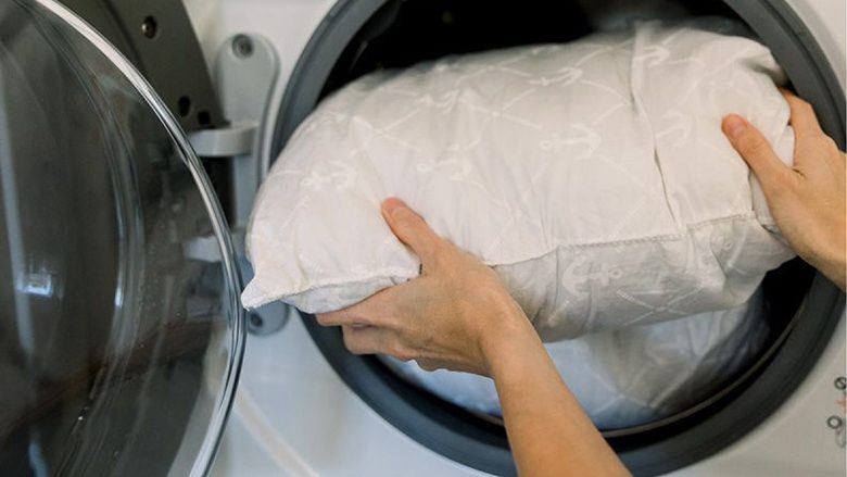 Si t’i lani jastëkët në rrobalarëse pa e humbur formën e tyre?