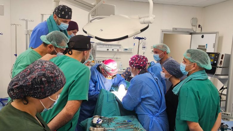 QKUK: Profesori nga Australia po kryen operacione të komplikuara tek fëmijët