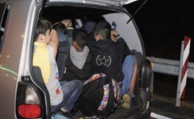 Ndalohet një 23-vjeçar nga Kumanova, në veturë i gjenden 12 emigrantë