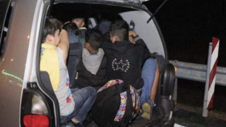Ndalohet një 23-vjeçar nga Kumanova, në veturë i gjenden 12 emigrantë