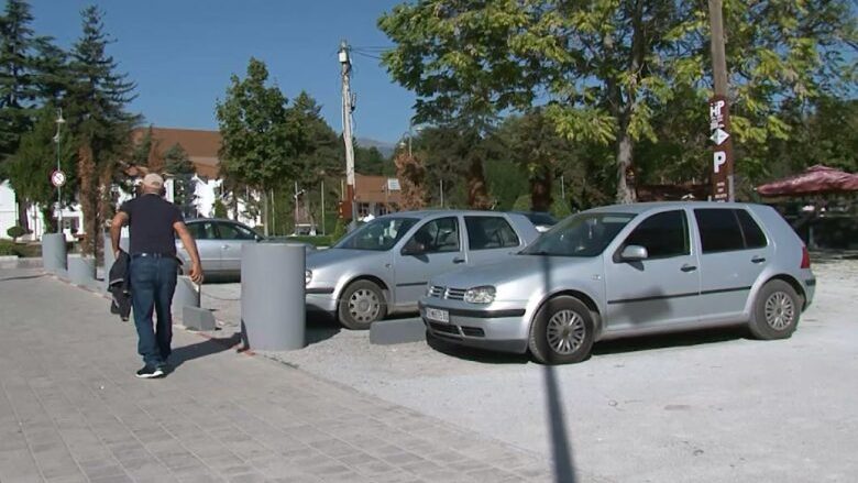 Persona të panjohur marrin para për parkim në Strugë,  komuna hesht