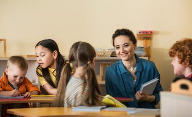 Një teknikë që mund të përshpejtojë të mësuarit: Maria Montessori e përshkroi atë njëqind vjet më parë