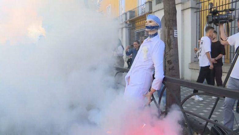 Protesta e studentëve të mjekësisë, qëllohet me vezë godina e Ministrisë së Arsimit