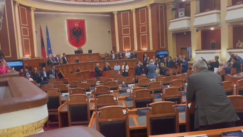 Bllokuan punimet e Kuvendit, përjashtohen 26 deputetë të opozitës për 10 ditë