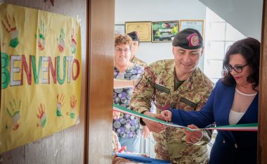 Kontingjenti italian i KFOR-it dhuron pajisje për personat me aftësi të kufizuara në një shkollë në Rahovec