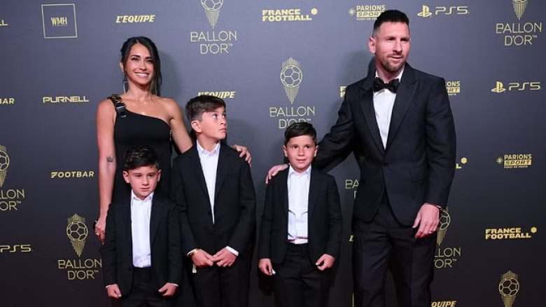 Lionel Messi mbërrin me gruan Antonelan dhe tre fëmijët e tyre në ceremoninë e Topit të Artë