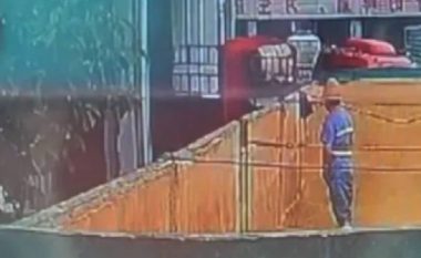 Prodhuesi i birrës në Kinë fillon një hetim pas publikimit të një videoje ku një punonjës i fabrikës shihet duke urinuar në “enën gjigante” të saj