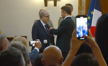 Tiranë: Macron nderon Kadarenë, i dhuron titullin më të lartë francez