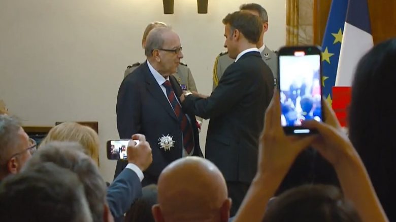 Tiranë: Macron nderon Kadarenë, i dhuron titullin më të lartë francez