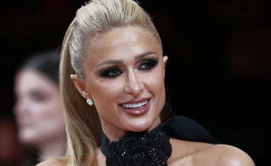 Paris Hilton tallet për ecjen në pasarelë gjatë shfaqjes për 'Mugler', krahasohet me atë të një pule