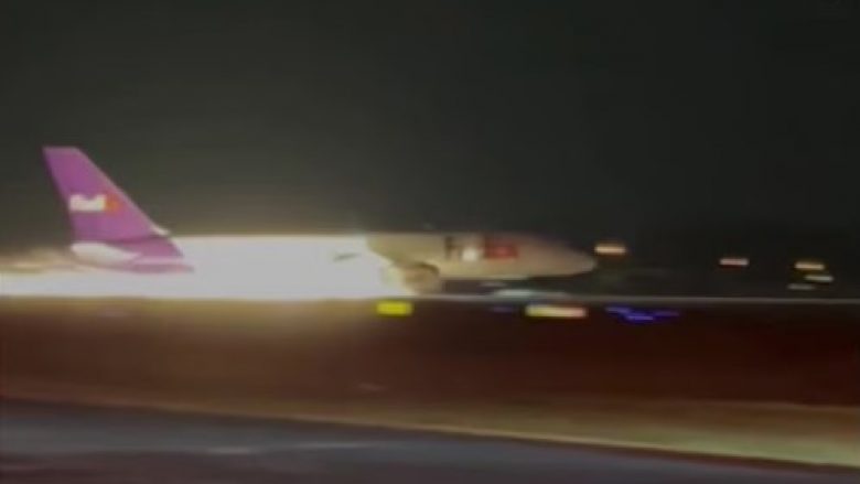 Pas dështimit të mjeteve të uljes, aeroplani “rrëshqet nga pista” në një aeroport në Tennessee