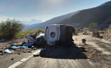 Të paktën 18 emigrantë humbën jetën në një aksident autobusi në Meksikë
