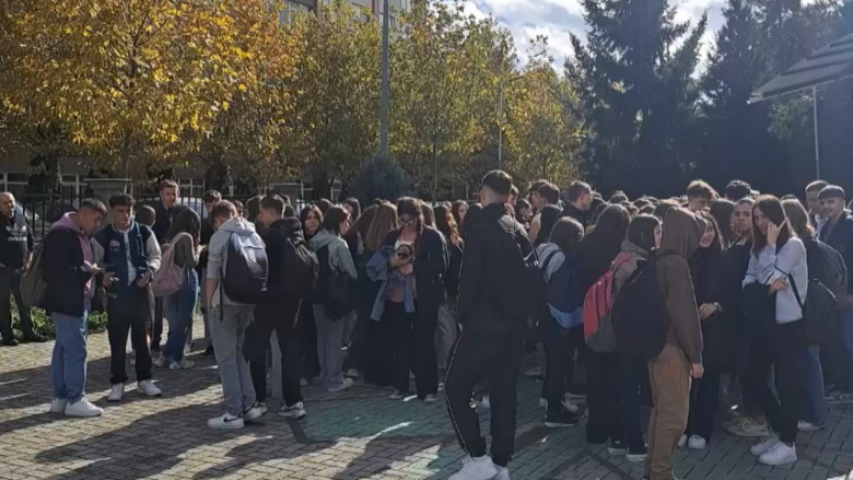 Protestojnë nxënësit e mjekësisë në Tetovë, kërkojnë bursat që iu premtuan