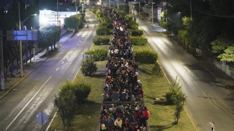 Presidenti i Meksikës thotë se 10,000 emigrantë në ditë shkojnë drejt kufirit me SHBA-në