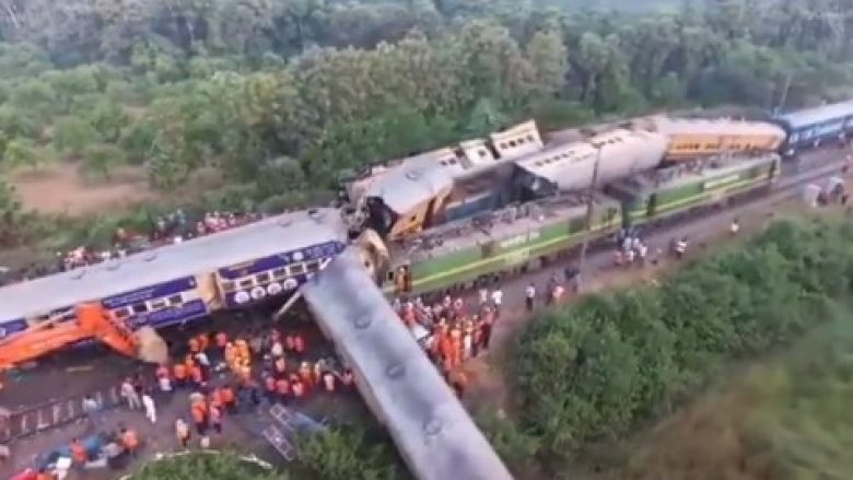 Përplasen dy trena, të paktën 13 të vdekur dhe rreth 50 të lënduar në Indi – pamje nga vendi i ngjarjes