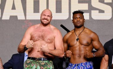 Fury dhe Ngannou boksojnë sonte në Arabinë Saudite – njëri do të fitojë pesë herë më shumë se tjetri