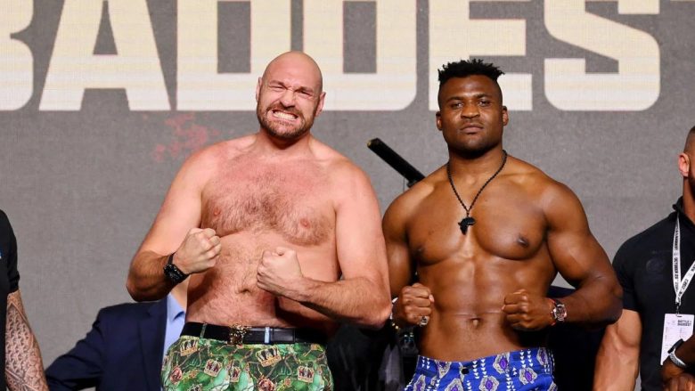 Fury dhe Ngannou boksojnë sonte në Arabinë Saudite – njëri do të fitojë pesë herë më shumë se tjetri