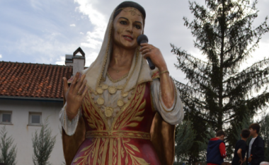 Me ceremoni madhështore u përurua busti i “Mbretëreshës së muzikës shqiptare”, Nexhmije Pagarusha