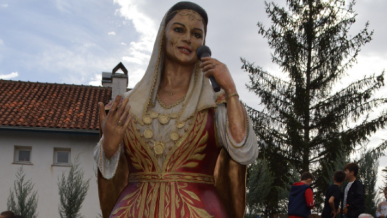 Me ceremoni madhështore u përurua busti i “Mbretëreshës së muzikës shqiptare”, Nexhmije Pagarusha