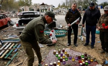 Dy vëllezër ukrainas akuzohen se ndihmuan Moskën në sulmin në një kafene të vendit të tyre nga i cili u vranë 55 persona