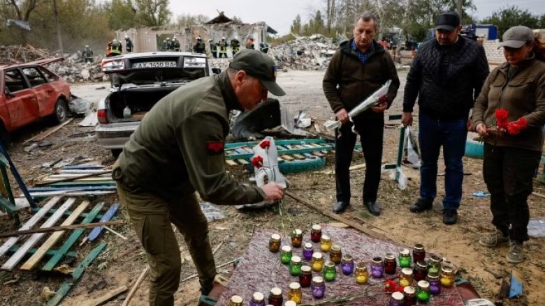 Dy vëllezër ukrainas akuzohen se ndihmuan Moskën në sulmin në një kafene të vendit të tyre nga i cili u vranë 55 persona