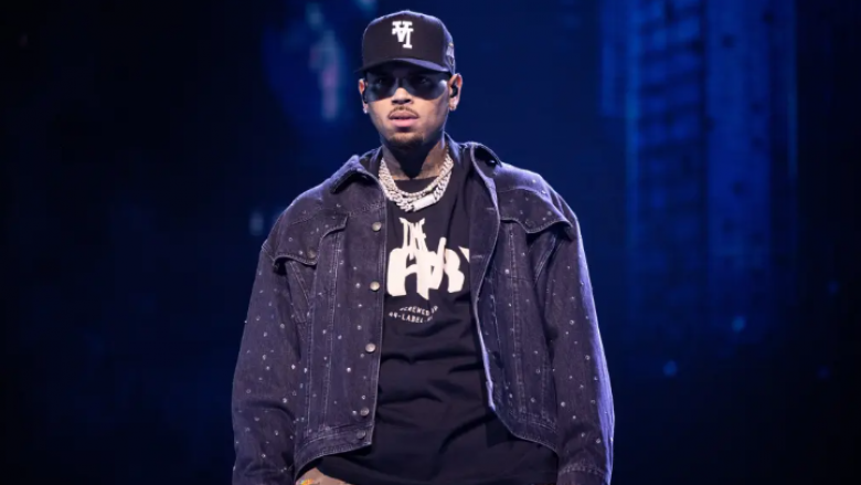 Chris Brown paditet për rrahjen e një burri në një klub nate në Londër