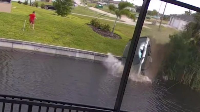 “Një seri vendimesh të këqija nga shoferi” – Dodge Challenger fluturon dhe bie në një kanal të Floridas