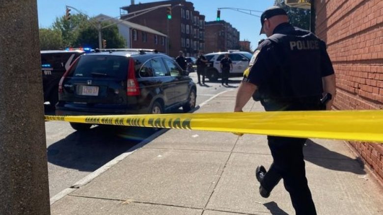 Raportohet për “disa të qëlluar” pas të shtënave me armë në Holyoke, Massachusetts