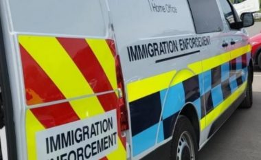 Gruaja shqiptare para gjykatës në Angli, akuza për trafik emigrantësh me gomone