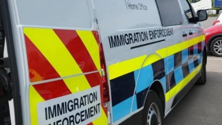 Gruaja shqiptare para gjykatës në Angli, akuza për trafik emigrantësh me gomone