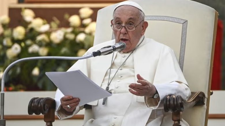 Papa thotë se Kisha Katolike mund t’i bekojë lidhjet mes personave të gjinisë së njëjtë
