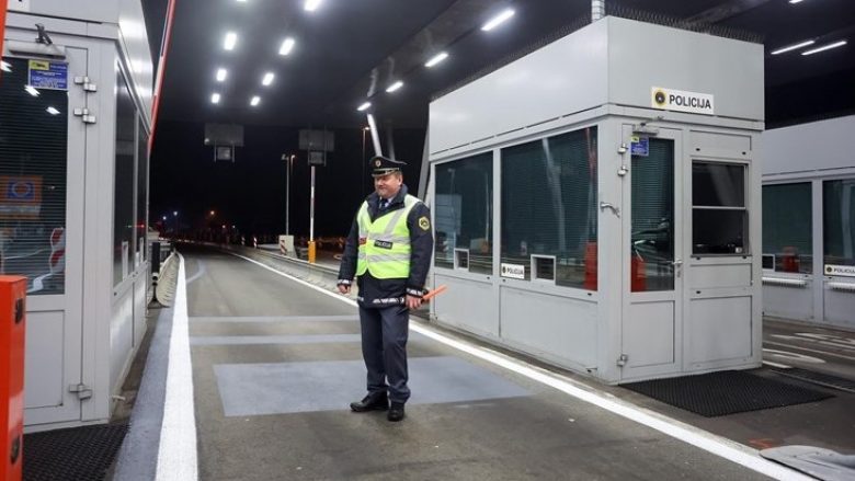 Sllovenia “pezullon Shengenin” dhe rikthen kontrollet kufitare me Kroacinë dhe Hungarinë?