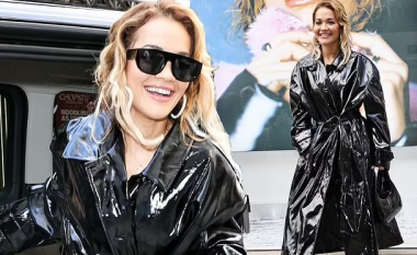 Rita Ora mahnit me dukjen në të zeza teksa shkon për të promovuar bashkëpunimin me “Primark” në një dyqan në Londër