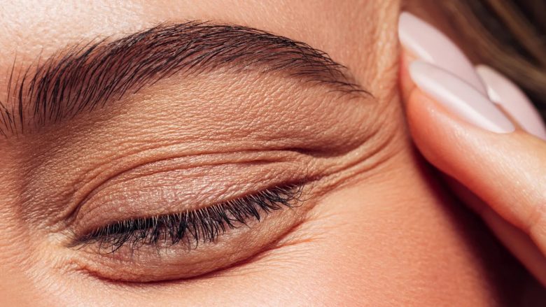 ‘Pickimi i lëkurës’: Ç’duhet të dini për teknikën për qepallat e varura të syve