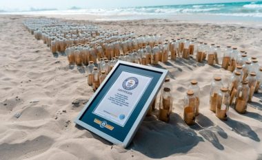 Ishulli në Emiratet e Bashkuara Arabe theu rekordin Guinness me shfaqjen e 1,100 mesazheve në shishe