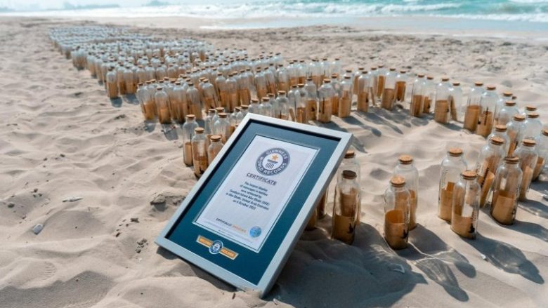 Ishulli në Emiratet e Bashkuara Arabe theu rekordin Guinness me shfaqjen e 1,100 mesazheve në shishe