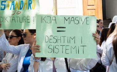 Studentët e mjekësisë në Tiranë vijojnë protestën, kërkojnë dorëheqjen e ministres së Arsimit