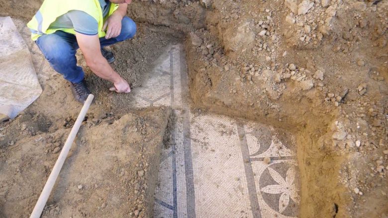 Zbulohet mozaiku i rrallë gjatë gërmimeve për rindërtimin e shkollës në Durrës