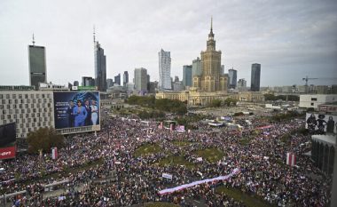 Qindra mijëra njerëz protestuan kundër qeverisë konservatore në Varshavë – dy javë përpara zgjedhjeve