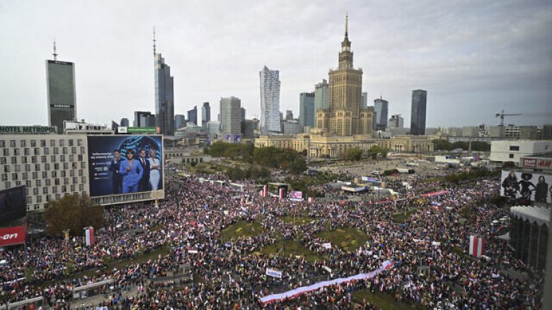 Qindra mijëra njerëz protestuan kundër qeverisë konservatore në Varshavë – dy javë përpara zgjedhjeve