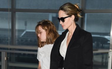 Vetëm Angelina Jolie mund të duket kaq bukur me fustan të bardhë në aeroport
